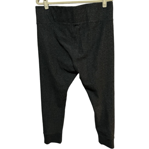 LOFT - Grey / Black chevron pattern textured leggings, Size XL - Picture 3 of 4